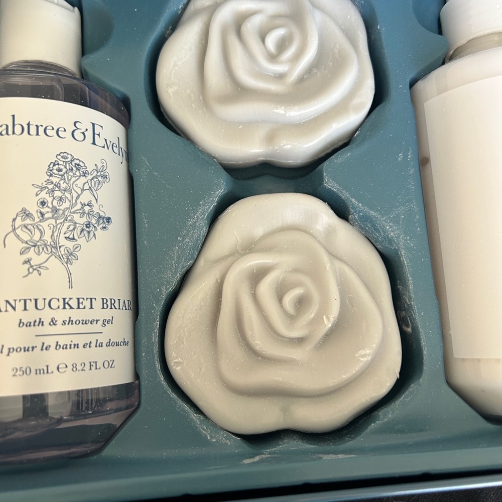 Crabtree & Evelyn Nantucket Blue Tin Gift Set - Picture 6 of 7